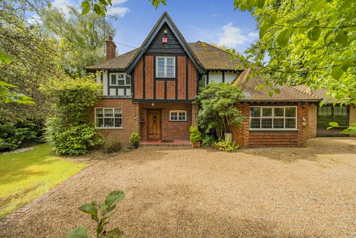 4 Bedroom Detached House For Sale In Woodlands Close, Ottershaw, Surrey, KT16