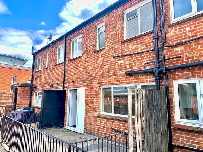 3 Bedroom Flat To Rent In High Street, Alton, GU34