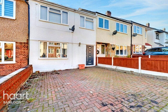 3 Bedroom Terraced House For Sale In Passingham Avenue, Billericay, CM11