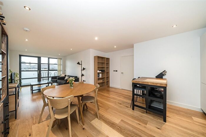 2 Bedroom Flat To Rent In Alwen Court, Pages Walk, London, SE1