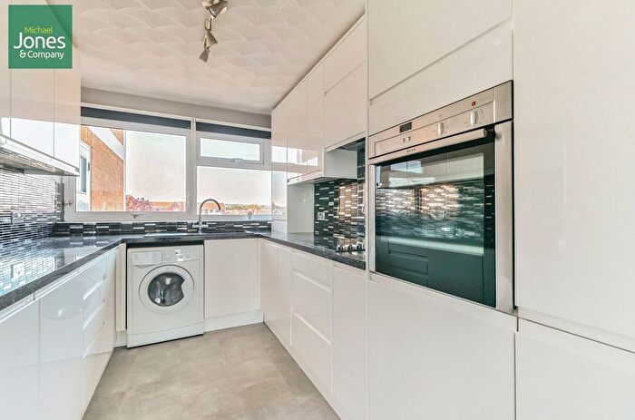 3 Bedroom Flat To Rent In West Parade, Worthing, West Sussex, BN11