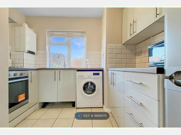 2 Bedroom Flat To Rent In Grove Park, London, SE12