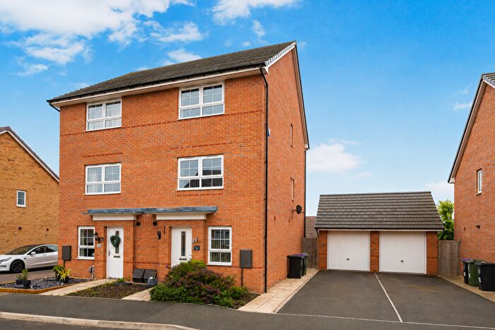 3 Bedroom Semi-Detached House For Sale In Pembroke Avenue In Grantham, NG31