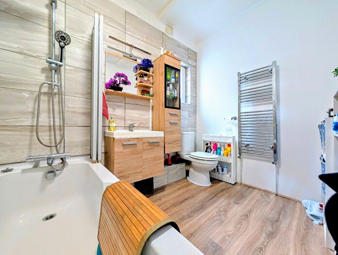 1 Bedroom Flat For Sale In Navarino Road, Worthing, BN11