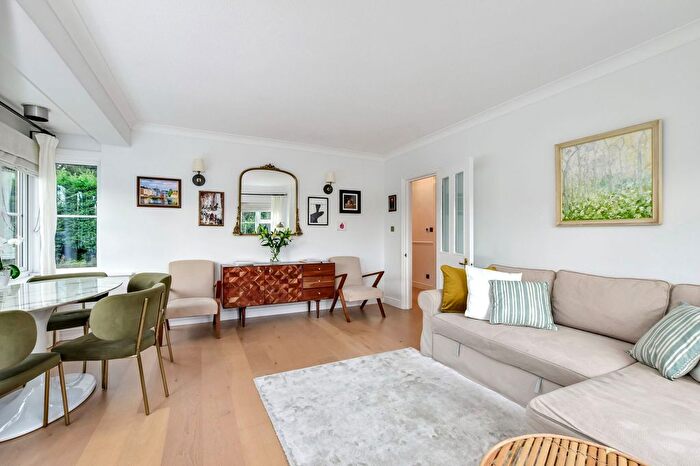 2 Bedroom Flat For Sale In Chorleywood Close, Rickmansworth, WD3