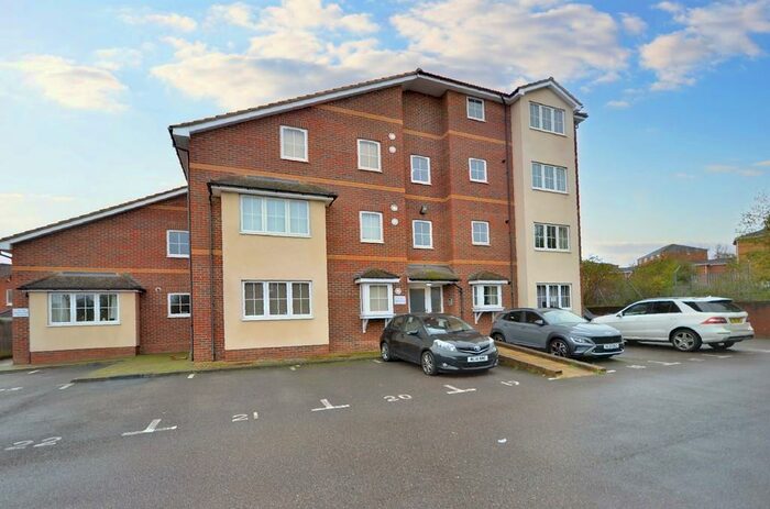 1 Bedroom Ground Flat To Rent In Spencer Close, Aldershot, GU12