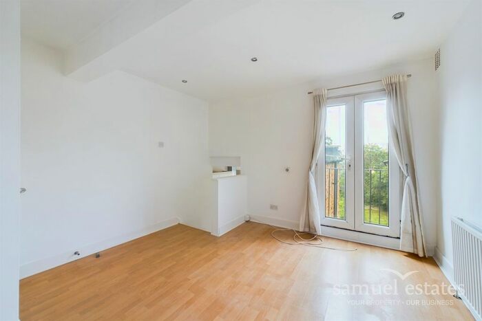 1 Bedroom Flat To Rent In Longley Road, Tooting, SW17