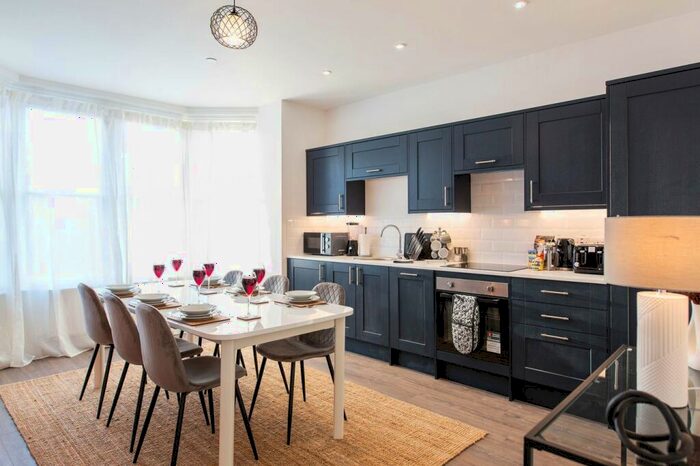 3 Bedroom Apartment To Rent In North Road, Cardiff, CF10