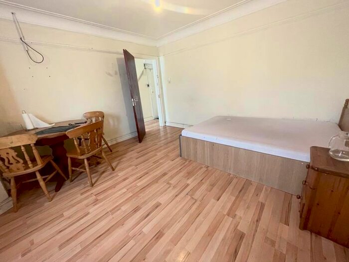 1 Bedroom Flat To Rent In Ashford Avenue, Hayes, UB4