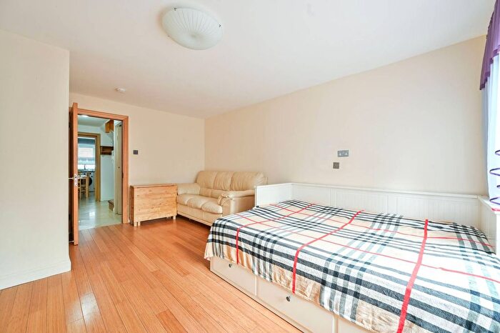 2 Bedroom Flat To Rent In Chatham Street, Elephant And Castle, London, SE17