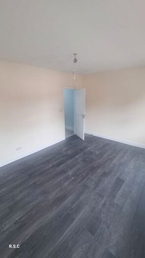 4 Bedroom Semi-Detached House To Rent In Vicarage Farm Road, Hounslow, TW3