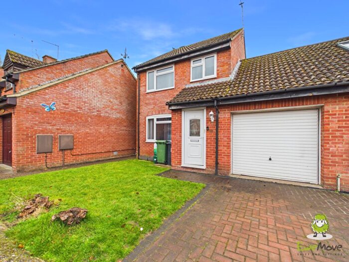 3 Bedroom Link Detached House To Rent In Cowslip Bank, Lychpit, Basingstoke, Hampshire, RG24