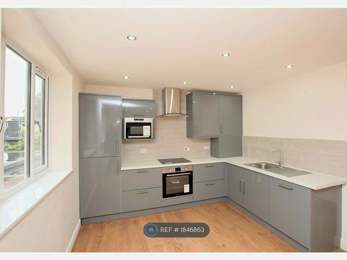 2 Bedroom Flat To Rent In Lidgett Lane, Leeds, LS17