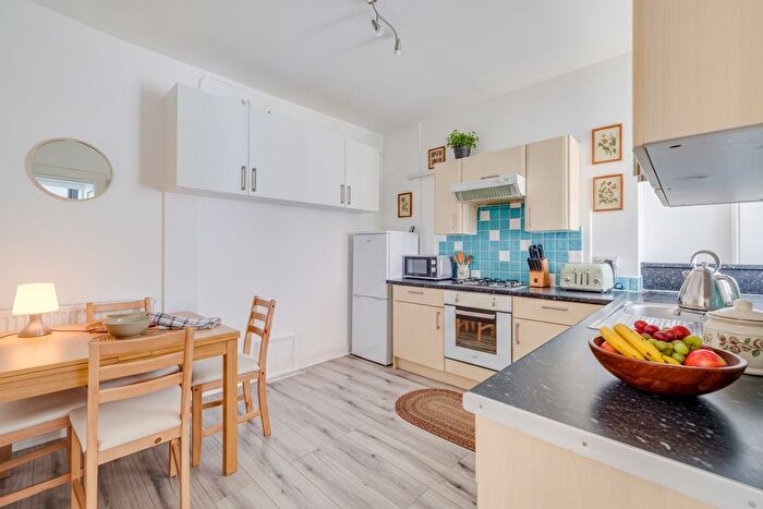 1 Bedroom Flat To Rent In Hurlingham Court Mansions, Hurlingham Road, SW6