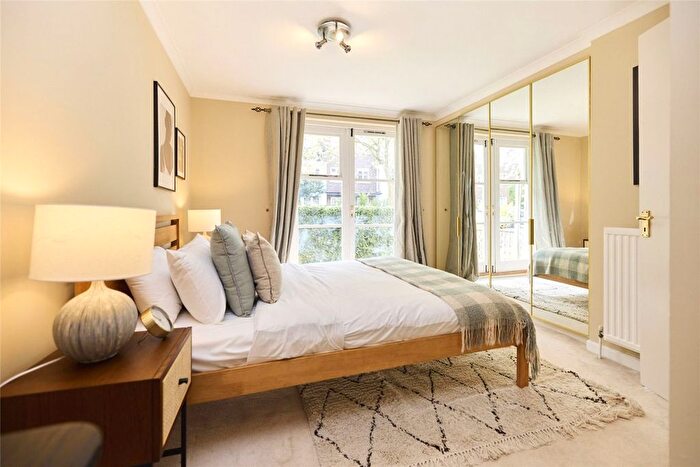2 Bedroom Flat For Sale In Brompton Park Crescent, London, SW6