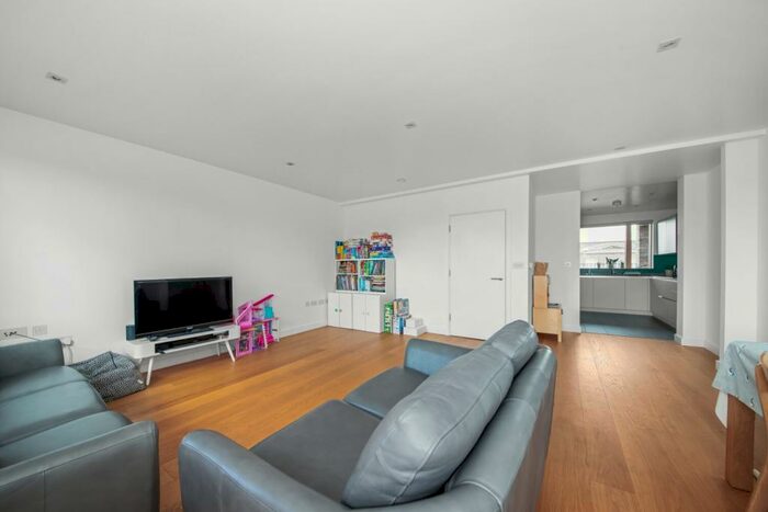 3 Bedroom Apartment To Rent In Croxted Road, Dulwich, London, SE21