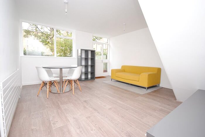 4 Bedroom Town House To Rent In Olney Road, London, SE17