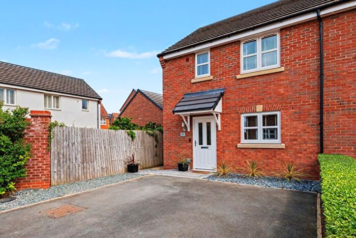 3 Bedroom Semi Detached House For Sale In Horseshoe Crescent, Wellesbourne, CV35