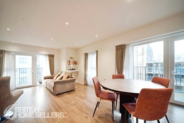 2 Bedroom Apartment For Sale In East Drive, London, NW9