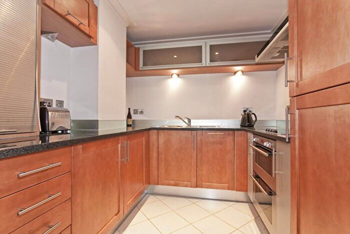 2 Bedroom Flat To Rent In Discovery Dock East, Canary Wharf, London, E14