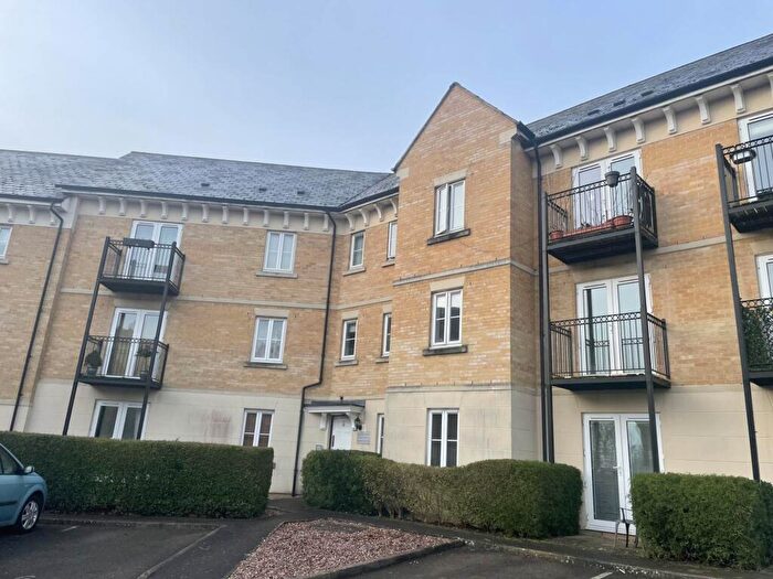 2 Bedroom Flat To Rent In Weavers Court, Carterton, OX18