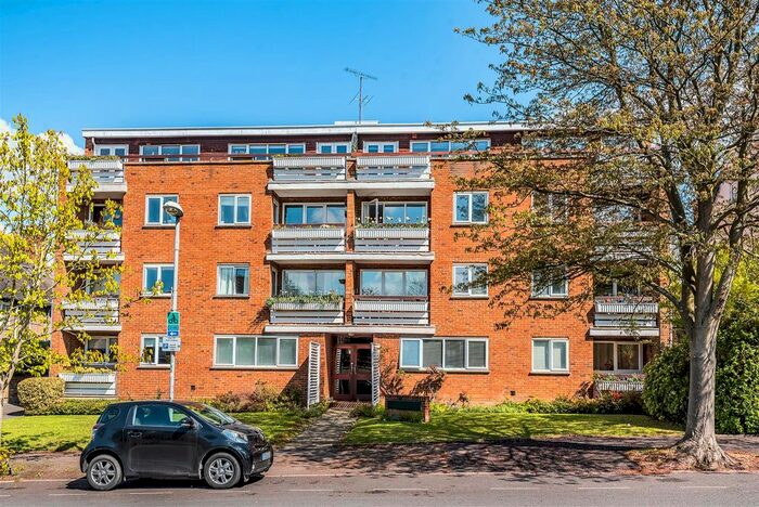 Studio To Rent In Highview, Surbiton, KT6