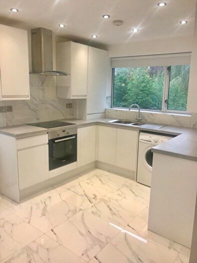 2 Bedroom Flat To Rent In The Fairway, London, NW7
