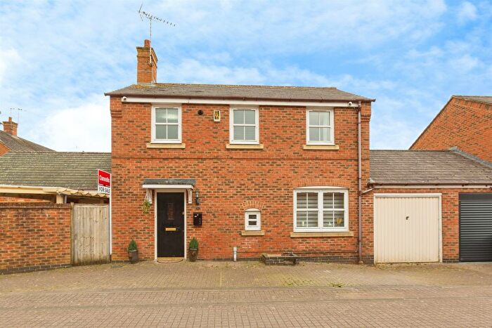 3 Bedroom End Terrace House For Sale In Longdown Mews, Aylesbury, HP19