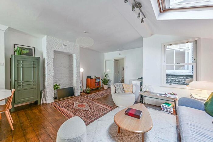 2 Bedroom Flat For Sale In Leathwaite Road, Between The Commons, London, SW11