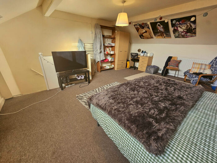 4 Bedroom House To Rent In Norwood Road, Leeds, LS6