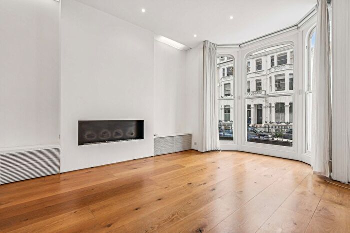 3 Bedroom Maisonette To Rent In Coleherne Road, SW10