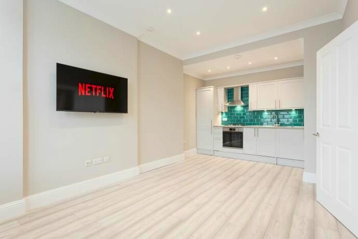 1 Bedroom Flat To Rent In Logie Green Road, Canonmills, Edinburgh, EH7