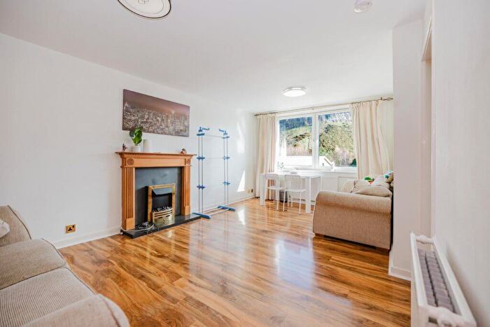 2 Bedroom Flat To Rent In L Carnegie Court, Edinburgh, EH8