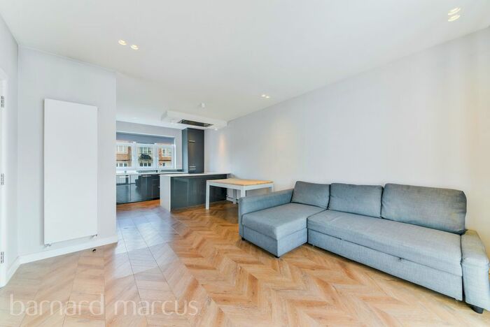 2 Bedroom Flat To Rent In Heather Close, London, SW8