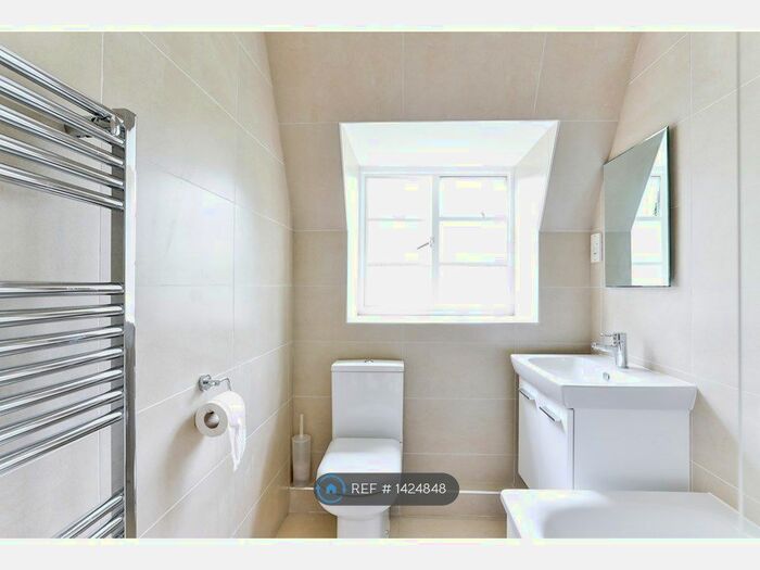 3 Bedroom Flat To Rent In Litchfield Way, London, NW11