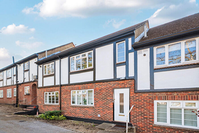 2 Bedroom Maisonette For Sale In Arlington Lodge, Monument Hill, Weybridge, KT13