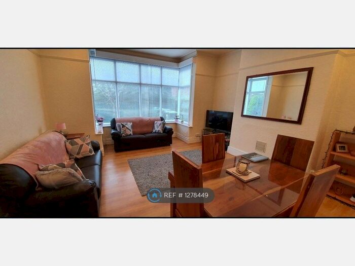 1 Bedroom Flat To Rent In Kirkstall Lane, Leeds LS5