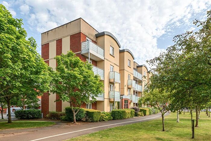 2 Bedroom Flat For Sale In Heraldry Walk, Exeter, EX2