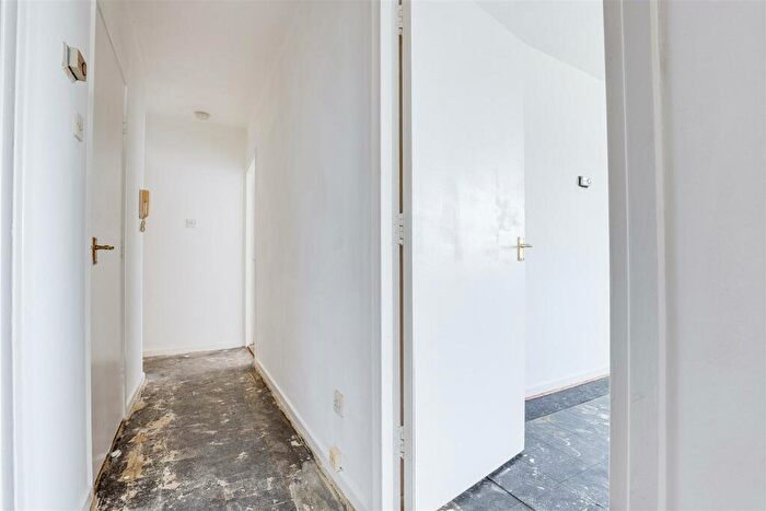 1 Bedroom Flat For Sale In Derwent Crescent, Arnold, Nottinghamshire, NG5