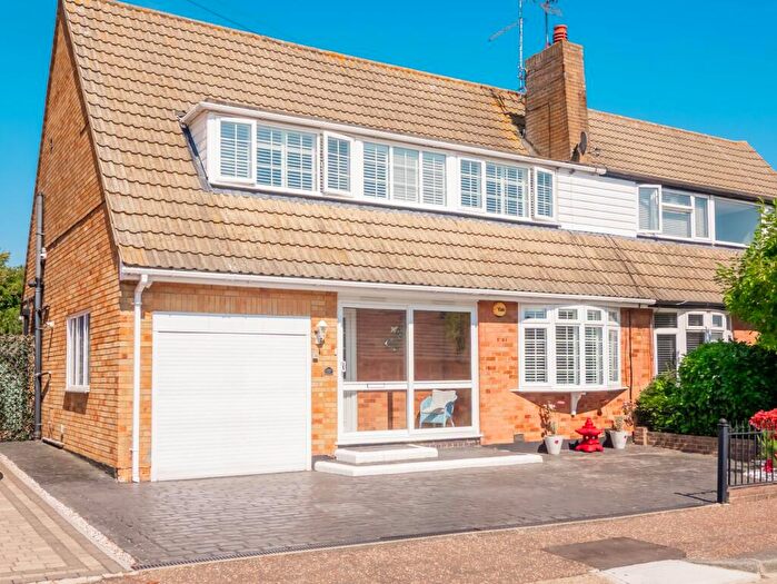 3 Bedroom Chalet For Sale In Wren Close, Leigh-On-Sea, SS9