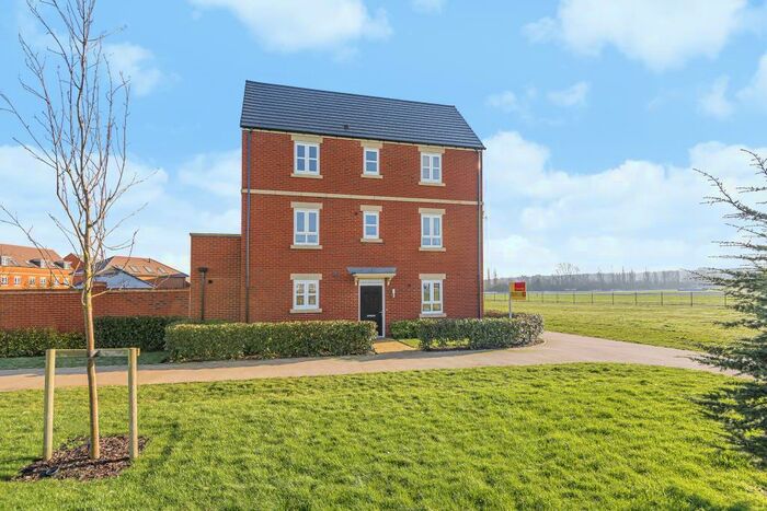 4 Bedroom End Of Terrace House To Rent In Newbury, Berkshire, RG14