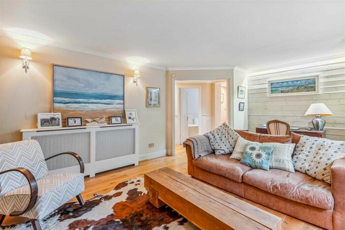 2 Bedroom Flat To Rent In Edith Road, London, W14