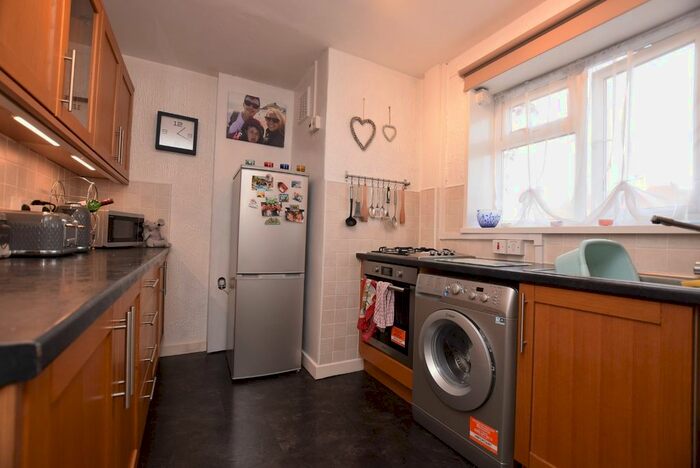 2 Bedroom Flat To Rent In Fillingfir Road, West Park, Leeds LS16