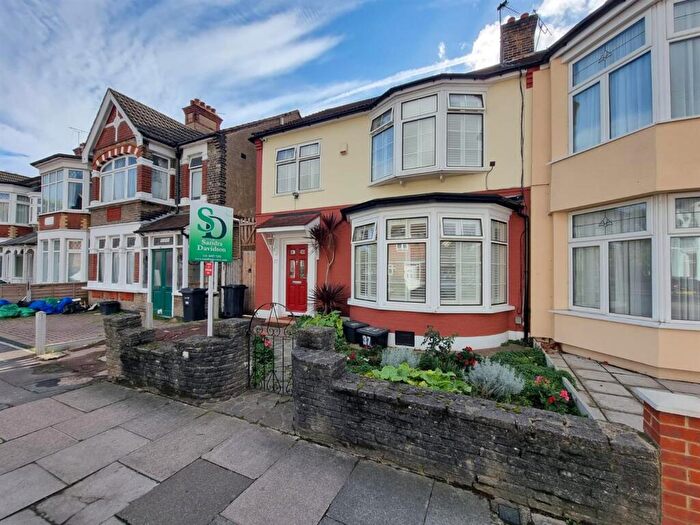 3 Bedroom End Of Terrace House For Sale In Bradford Road, Ilford, IG1