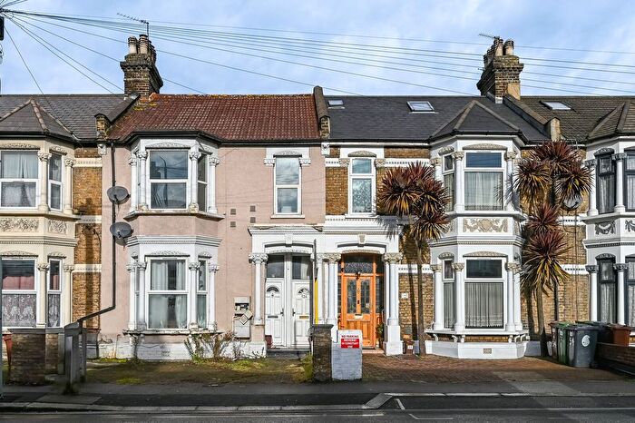 2 Bedroom Flat To Rent In Grove Green Road, Leytonstone, Leytonstone, London, E11