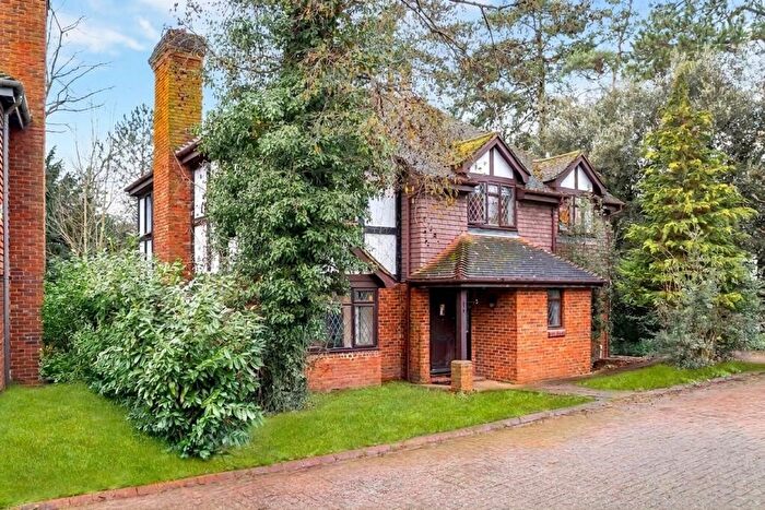 4 Bedroom Detached House To Rent In Chadworth Way, Claygate, Surrey, KT10
