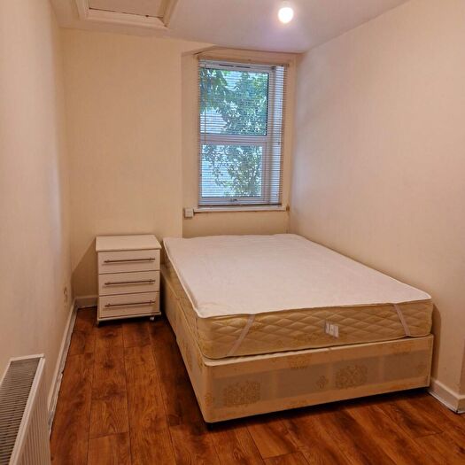 Studio To Rent In Flat B, Guildford House, - Guildford Street, Luton, LU1