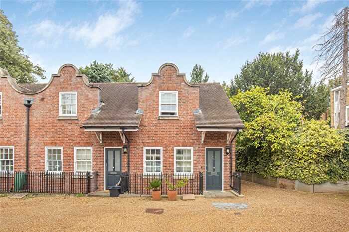 3 Bedroom End Of Terrace House For Sale In Forge Lane, Richmond, TW10