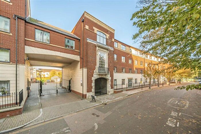 2 Bedroom Flat To Rent In Sherard Court, Finsbury Park, N7
