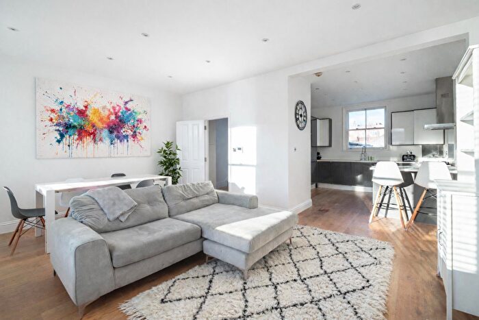 3 Bedroom Apartment For Sale In Upper Tollington Park, Stroud Green, N4